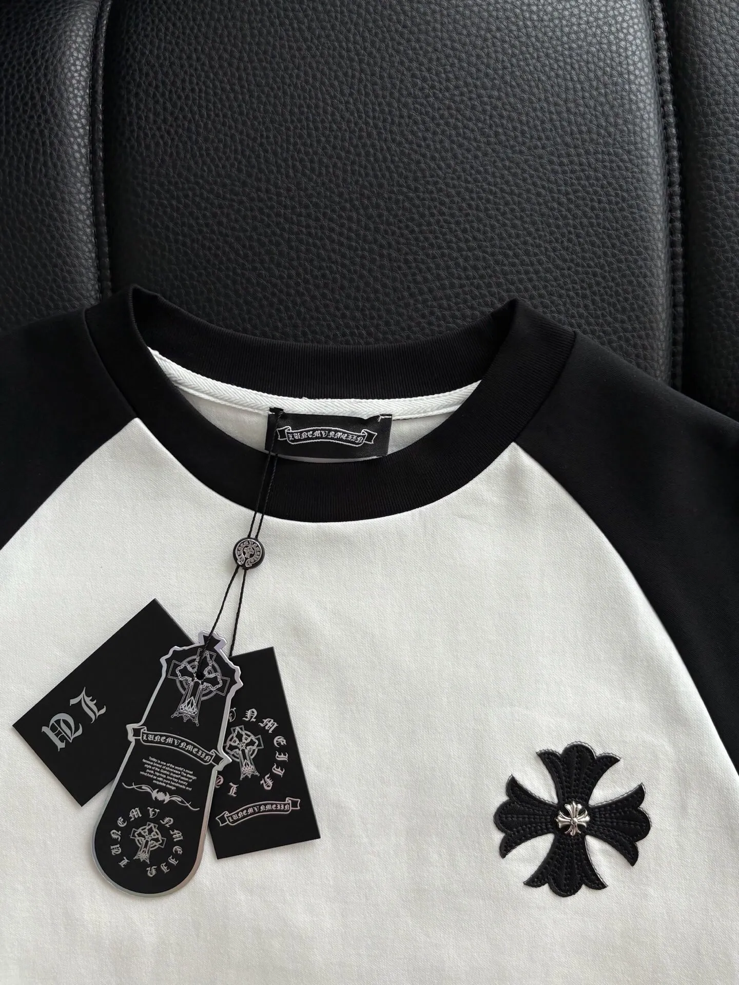 P420 💰 ChromeHearts Chrome Heart Round Neck Raglan Sleeves—Pursue quality and ensure quality! Using double-sided cotton fabric, the texture is clearly visible, the texture is soft, delicate and smooth, and the custom-made leather stitching process is full of drape! The workmanship is fine and the shoulder lines are smooth. All imported chain machines are used to make the shoulder rolling strips. It has a certain thickness and is not made of cheap material but has a shiny feel that is comfortable and not tight on the upper body. It is the most avant-garde street item that can be easily matched by both men and women!  Color: black Size: m-3xl Style number: 3566
